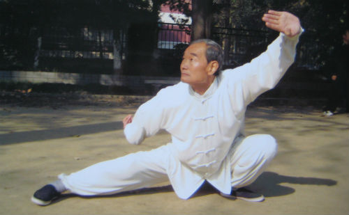 老人打太极拳