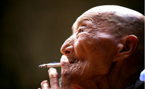 抽烟的老者
