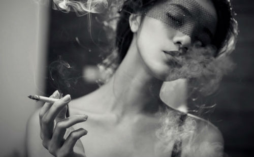 吸烟的貌美女子
