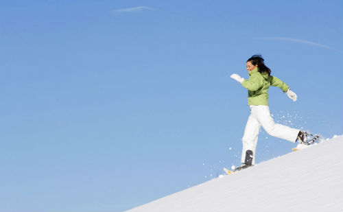 女子走下雪山