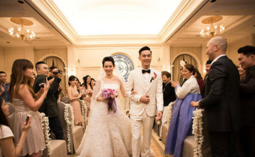 众人注视下的婚礼