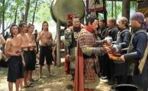 战士出征前喝酒