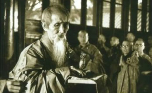 口诵心惟的老者