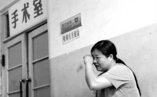 手术室外心急如焚的患者家属