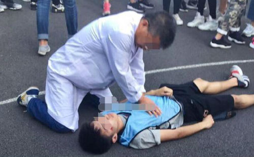 不省人事的男子