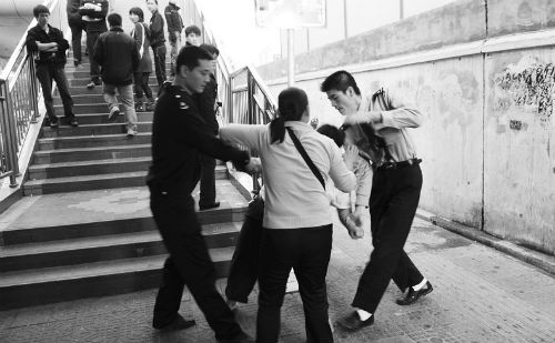 蛮横女摊主当街咬城管
